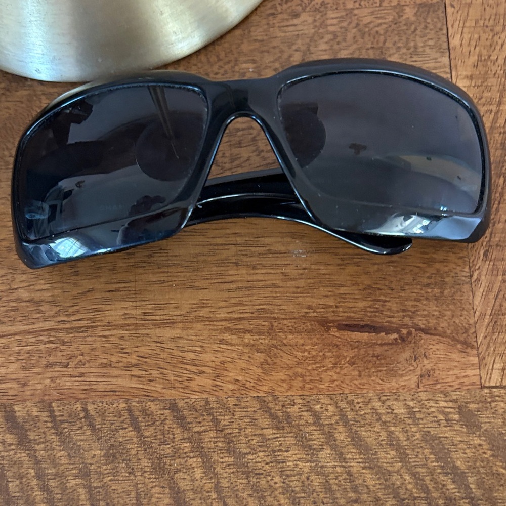 CHANEL Black Sunglasses with pearl logo. - Picture 2 of 4